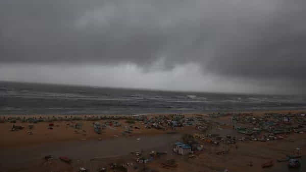 Fengal Cyclone: వామ్మో.. హడలెత్తిస్తున్న ‘ఫెయింజల్’ తుఫాన్.. ఆ జిల్లాలకు రెడ్ అలర్ట్.. లేటెస్ట్ వెదర్ రిపోర్ట్..