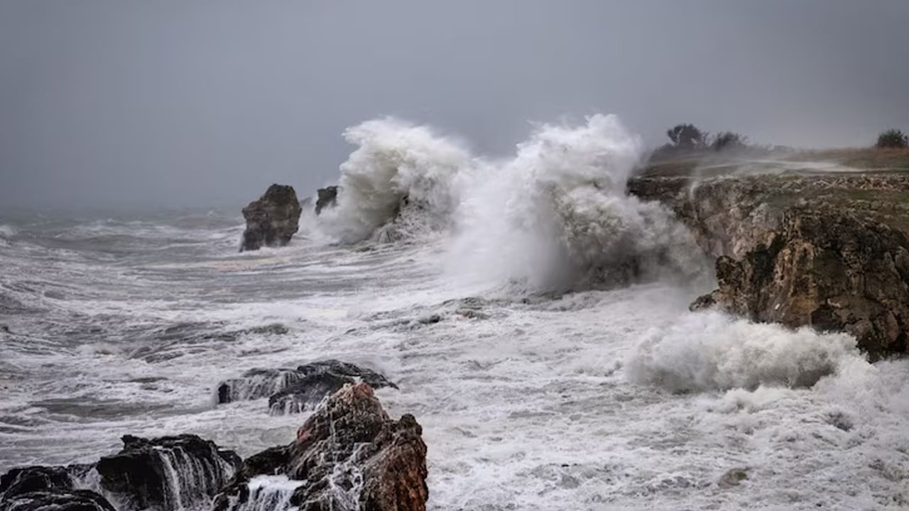 Cyclone Fengal: నేడు తుఫాన్‌గా మారనున్న వాయుగుండం.. పుదుచ్చేరికి రెడ్‌ అలర్ట్‌.. ఏపీకి ఎల్లో అలర్ట్ జారీ