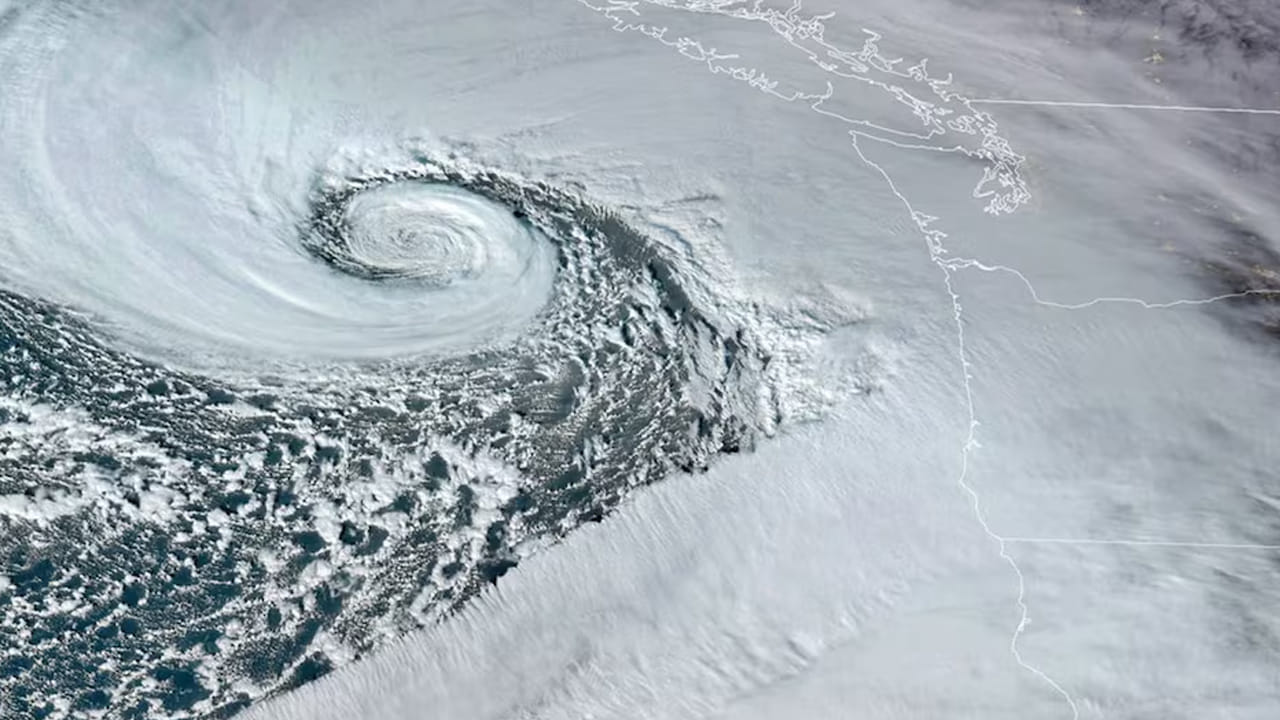 Red Cyclone Ragnarok Cyclone Alert: బాబోయ్.. దూసుకువస్తున్న తుఫాన్.. ఏపీలో అతి భారీ వర్షాలు ...
