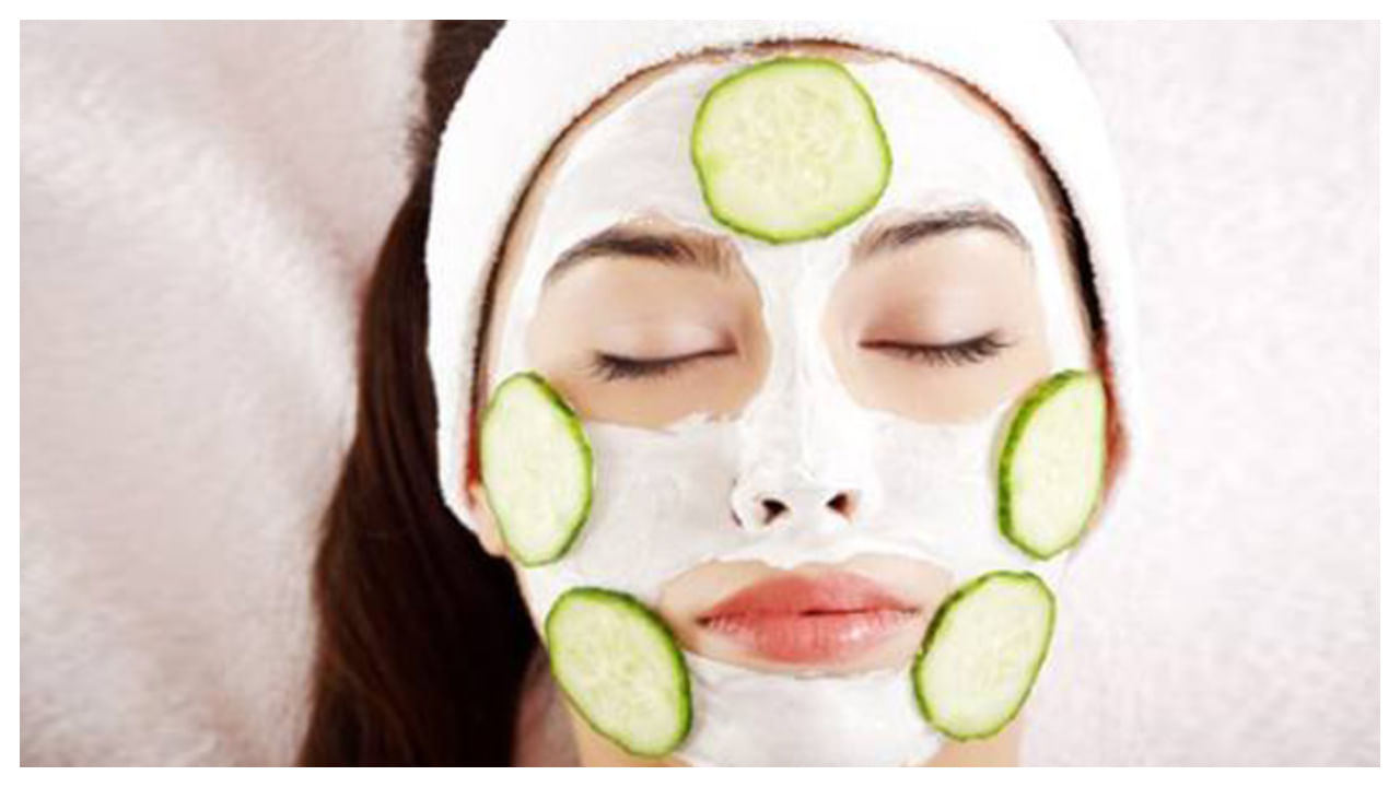 ఆడవాళ్లు అందానికి ఎక్కువగా ఇంపార్టెన్స్ ఇస్తూ ఉంటారు. పెళ్లైన లేడీస్ కంటే ఇంకా పెళ్లి కాని అమ్మాయిలు అందం మీద మరింత శ్రద్ధ తీసుకుంటూ ఉంటారు. ఈ మేరకు మేకప్లు, బ్యూటీ పార్లర్ల ఖర్చు ఎక్కువగానే ఉంటుంది. మార్కెట్లో ఉండే ప్రాడెక్ట్స్ ఎక్కువగా ఉపయోగించే బదులు ఇంట్లో ఉండే వాటితోనే మంచి గ్లోయింగ్ లుక్ సొంతం చేసుకోవచ్చు.