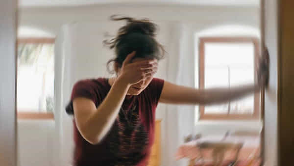 Dizziness: మీకెప్పుడైనా సడెన్గా నిలబడినప్పుడు కళ్లు తిరిగినట్లు అనిపించిందా? ఇలా ఎందుకు జరుగుతుందంటే