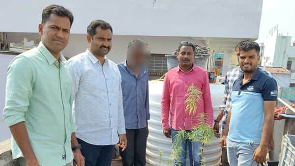 Warangal: తనిఖీలు చేస్తుండగా.. ఆ ఇంటి మేడ వద్దకు వెళ్లి ఆగిన పోలీస్ జాగిలాలు.. కట్ చేస్తే..