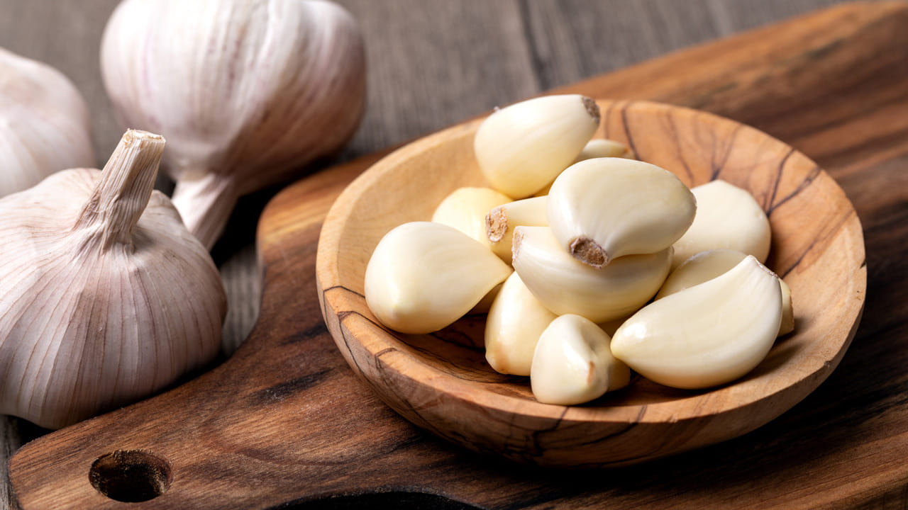 అంతేకాకుండా వెల్లుల్లిలోని యాంటీ ఇన్ఫ్లమేటరీ లక్షణాలు శ్వాసకోశ, ఊపిరితిత్తుల ఆరోగ్యానికి చాలా ప్రయోజనకరంగా ఉంటాయి. ఇవి శీతాకాలంలో వచ్చే జ్వరం, గొంతు నొప్పిని నివారించడంలో ప్రభావవంతంగా ఉంటాయి. అలాగే, బరువు తగ్గడానికి వెల్లుల్లిని మీ ఆహారంలో తప్పక చేర్చుకోవాలి. వెల్లుల్లిలో యాంటీ ఆక్సిడెంట్లు ఉంటాయి. 