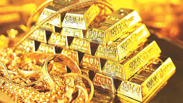 Gold: లకారందాకా వెళ్తుందనుకున్న బంగారం ఇప్పుడు నేల చూపులు.. ఇంకా తగ్గుతుందా..?