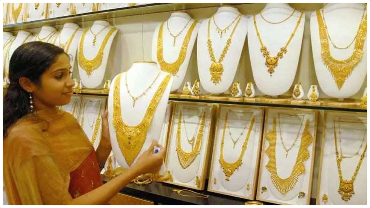 Gold Price: మైండ్ బ్లోయింగ్ న్యూస్.. భారీగా తగ్గిన బంగారం ధర.. తెలుగు రాష్ట్రాల్లో ఎలా ఉన్నాయంటే?