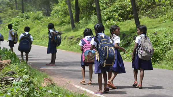 Andhra Pradesh: ఆ ఊరి హైస్కూల్లో ఏడాదంతా ఒంటిపూటే తరగతులు.. ఒంటి గంటైతే ఫైనల్ బెల్! ఎందుకంటే