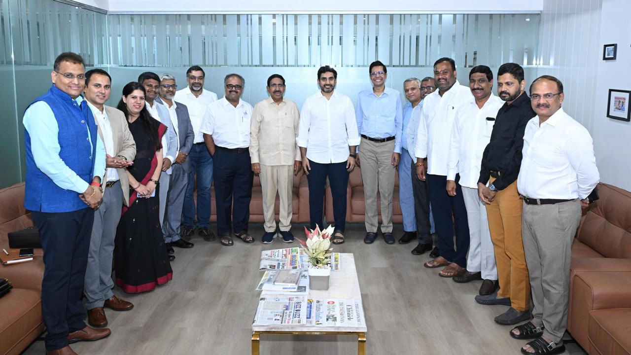 ఈ కార్యక్రమంలో మంత్రులు పొంగూరు నారాయణ, మండుపల్లి రాంప్రసాదర్ రెడ్డి, బిసి జనార్దన్ రెడ్డి, ముఖ్యమంత్రి కార్యదర్శి ప్రద్యుమ్న, ఉన్నతాధికారులు కృతికాశుక్లా, విజయరామరాజు, యువరాజ్, కన్నబాబు పాల్గొనగా, ఐఐటి మద్రాసు డైరక్టర్ ప్రొఫెసర్ విజినాథన్ కామకోటి, డీన్ ఆఫ్ ప్లానింగ్ రామానుజం సారధి, ఎంజె శంకర్ రామన్ - సిఇఓ, ఐఐటిఎం ప్రవర్తక్ టెక్నాలజీస్ ఫౌండేషన్, ప్రొఫెసర్ మహేష్ పంచాగ్నుల మాజీ డీన్, ఐఐటిఎం కార్పొరేట్ రిలేషన్స్, ప్రొఫెసర్ రవీంద్రన్ (హెడ్, సెంటర్ ఫర్ రెస్పాన్సిబిల్ ఎఐ), రాజేష్ (ఐఐటిఎం అల్యూమినస్), చెన్నయ్ సిఎంఓ అధికారి రిజ్వాన్ తదితరులు  పాల్గొన్నారు.