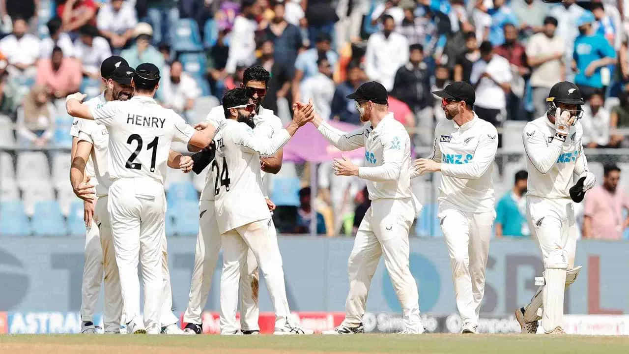 అక్టోబర్ 16 నుంచి ప్రారంభమైన మూడు మ్యాచ్ల సిరీస్ను న్యూజిలాండ్ జట్టు 3-0తో క్లీన్ స్వీప్ చేసి చారిత్రాత్మక విజయం సాధించింది. మూడు మ్యాచ్ల సిరీస్లో స్వదేశంలో భారత్ను 3-0తో ఓడించిన ప్రపంచంలోనే మొదటి జట్టుగా న్యూజిలాండ్ నిలిచింది.
