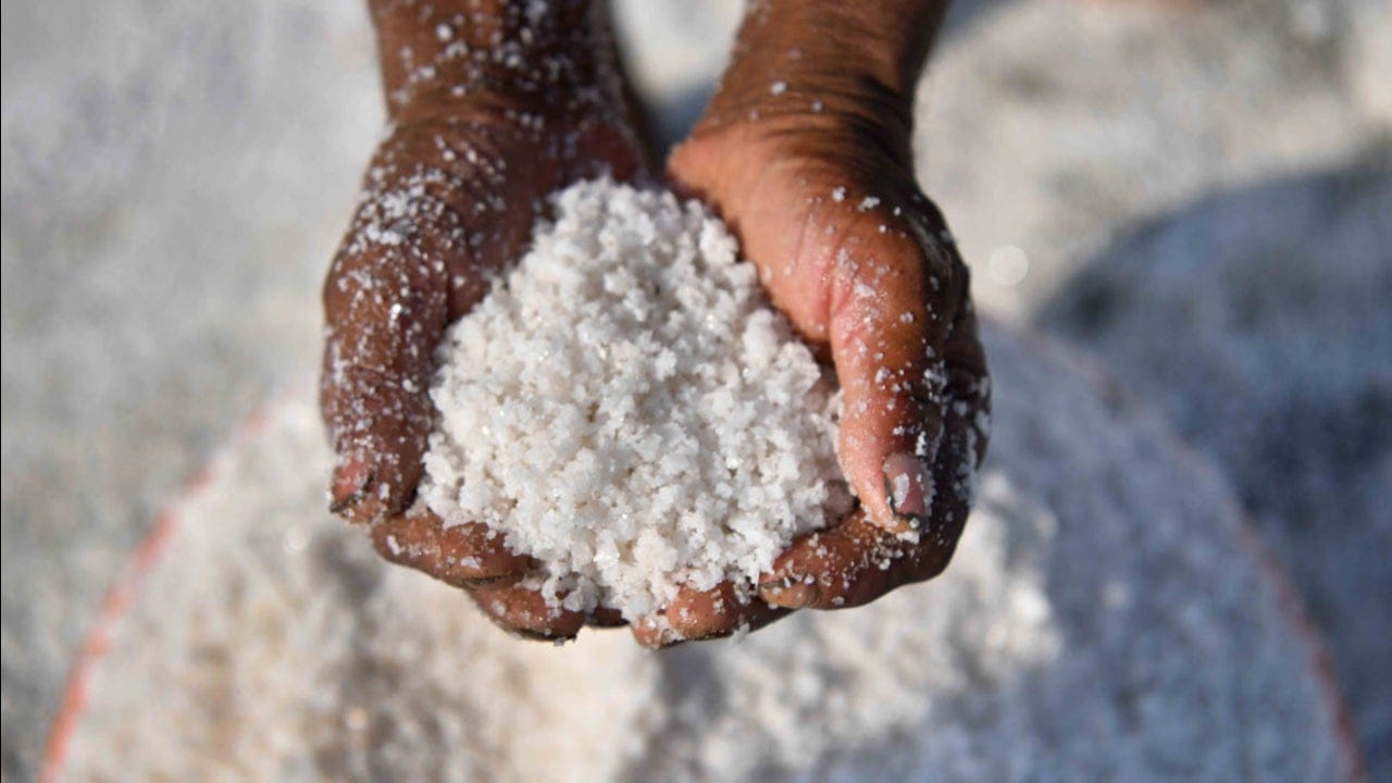 ఒక్కోసారి ఇంట్లో ఉప్పు నిండుకుంటుంది. దీంతో ఎదుటి వారి నుంచి ఉప్పు అడిగి తెచ్చుకుంటాం. అయితే ఉప్పును ఎప్పుడూ ఉచితంగా తీసుకోకూడదట. ఉప్పును ఎదుటి వారిని నుంచి ఉచితంగా తీసుకుంటే అప్పుల పాలు అయిపోతారట.
 