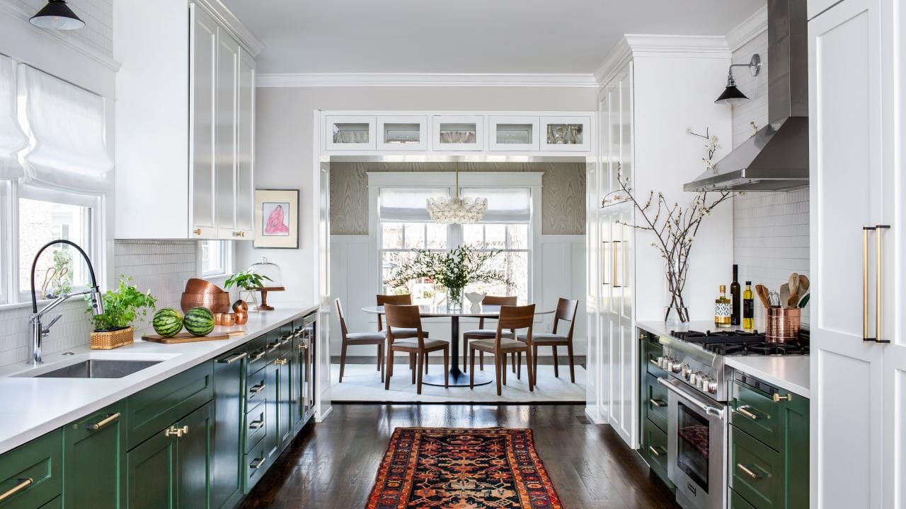 అయితే కొన్ని రకాల వస్తువులను ఎట్టి పరిస్థితుల్లో కూడా ఉచితంగా తీసుకోకూడదుట. కొన్నింటిని ఉచితంగా కూడా దానం చేయకూడదని శాస్త్రాలు చెబుతున్నాయి. దీని వలన కుటుంబ కలహాలు, ఆర్థిక ఇబ్బందులు, మానసిక అశాంతి నెలకొంటాయ.
