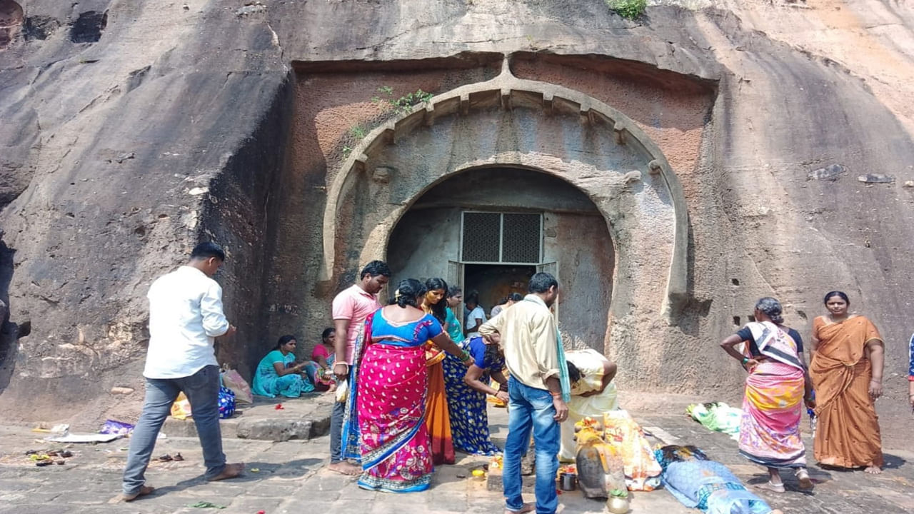 చరిత్ర ప్రకారం ఈ గుహలకు చాలా ప్రాముఖ్యత ఉంది. బౌద్ధ భిక్షువులు ఆ గుహలలో నివసించిన ఆనవాళ్లు ఇప్పటికీ మనకు కనిపిస్తాయి. మూడవ శతాబ్దంలో అక్కడ బౌద్ధ బిక్షకులు జీవించారని చరిత్ర చెబుతుంది. అందుకే ఇది ప్రసిద్ధ బౌద్ధ క్షేత్రంగా కూడా గుర్తింపు పొందింది. ప్రస్తుతం పురావస్తు శాఖ అధినంలో ఉంది ఈ ప్రాంతం. ఓ పక్క పర్యాటక ప్రదేశంగా ఉంటూ మరోపక్క ఆధ్యాత్మిక కేంద్రంగా కూడా ఆ గుహలు పిలవబడుతున్నాయి. 
