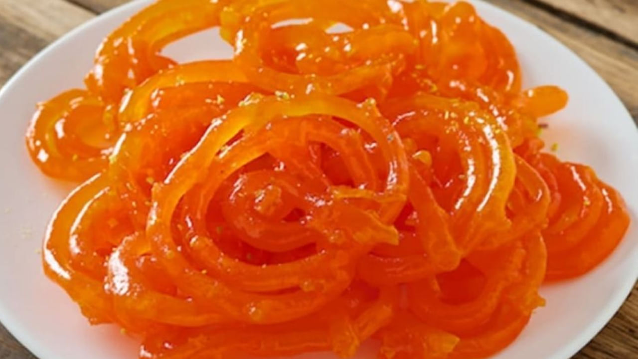 పంచదారలో నీరు పోసి పాకం వచ్చేంత వరకు కలుపుతూ వేడి చెయ్యాలి. దీంట్లోకి అవసరమైతే కుంకుమ పువ్వు, ఫుడ్ కలర్ కూడా కలుపుకోవచ్చు. ఫుడ్‌ కలర్‌ కలపడం వల్ల అచ్చంగా మార్కెట్లో దొరికే జిలేబిల్లా వస్తాయి.