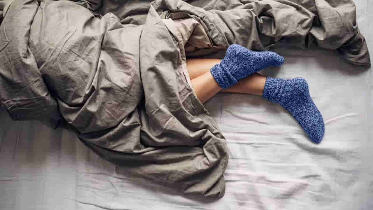 Lifestyle: చలిగా ఉందని రాత్రుళ్లు సాక్స్ వేసుకుంటున్నారా.?