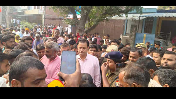 Watch: విషాదం.. విద్యుత్ స్తంభంపైనే కాలి బూడిదైన లైన్మెన్.. షాకింగ్ వీడియో వైరల్
