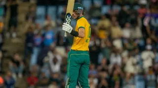 IPL 2025: మాకొద్దంటూ ఆర్‌సీబీ గెంటేసింది .. కట్ చేస్తే.. ట్రిపుల్ సెంచరీతో శివ తాండవం చేసిన యంగ్ ఆల్ రౌండర్