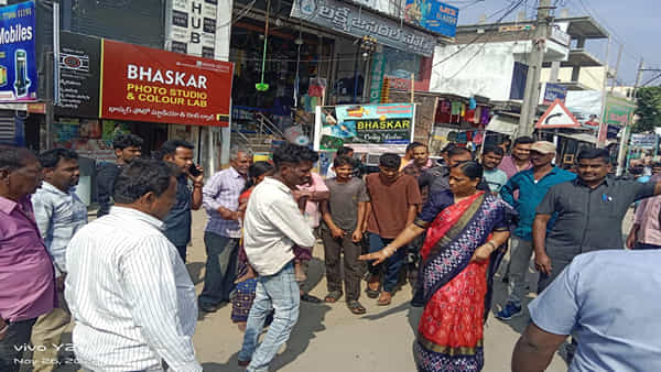మానవత్వాన్ని చాటుకున్న మంత్రి కొండా సురేఖ.. నడిరోడ్డుపై కాన్వాయ్ని ఆపేసి మరీ.. ఏం చేసిందో తెలిస్తే..