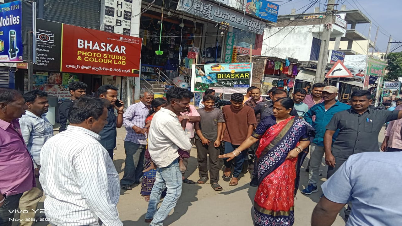 మానవత్వాన్ని చాటుకున్న మంత్రి కొండా సురేఖ.. నడిరోడ్డుపై కాన్వాయ్ని ఆపేసి మరీ.. ఏం చేసిందో తెలిస్తే..