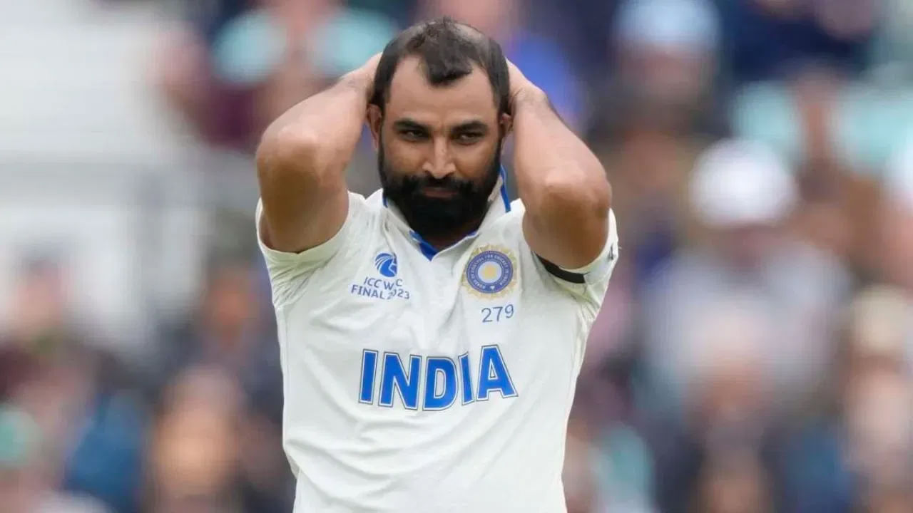 Mohammed Shami Comeback Delayed: కొత్త గాయం కారణంగా మహ్మద్ షమీ పునరాగమనం ఆలస్యం కావచ్చు. దీంతో అతను బోర్డర్ గవాస్కర్ ట్రోఫీకి పూర్తిగా దూరమయ్యే అవకాశం ఉంది. ఈ ట్రోఫీకి ఎంపిక చేసిన భారత జట్టులో అతడిని మొదట ఎంపిక చేయలేదు. కానీ, రంజీ ట్రోఫీ మొదటి దశ చివరి రౌండ్ ఆడిన తర్వాత అతను ఆస్ట్రేలియాకు వెళ్లగలడని భావించారు. అయితే ఇప్పుడు ఇదంతా కష్టమో అని భయపడుతున్నారు. బెంగాల్ తన నాలుగు, ఐదవ రౌండ్ మ్యాచ్‌ల కోసం జట్టులో మహ్మద్ షమీని ఎంపిక చేయలేదు. దీనికి కారణం ఇప్పుడు వెలుగులోకి వస్తోంది.