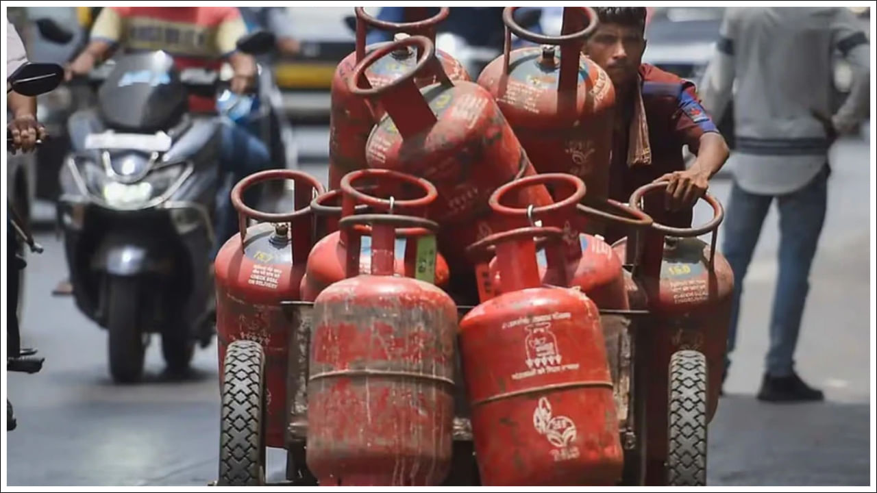 LPG కనెక్షన్ కొత్త నియమాలు: డిసెంబర్ 1, 2024 నుండి LPG సబ్సిడీలో మార్పు ఉండవచ్చు . గ్యాస్ కనెక్షన్‌కు ఆధార్ కార్డ్ లింక్ చేసిన వినియోగదారులకు మాత్రమే సబ్సిడీ అందుబాటులో ఉంటుంది. అదనంగా, ప్రతి కనెక్షన్‌కు డిజిటల్ చెల్లింపులు తప్పనిసరి చేయవచ్చు.