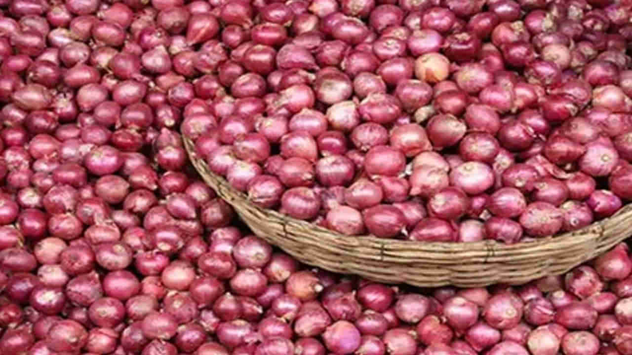 Onion Price: కొనకుండానే కన్నీరు పెట్టిస్తోన్న ఉల్లి.. కర్నూలు మార్కెట్‌లో మండుతున్న ఉల్లి ధరలు