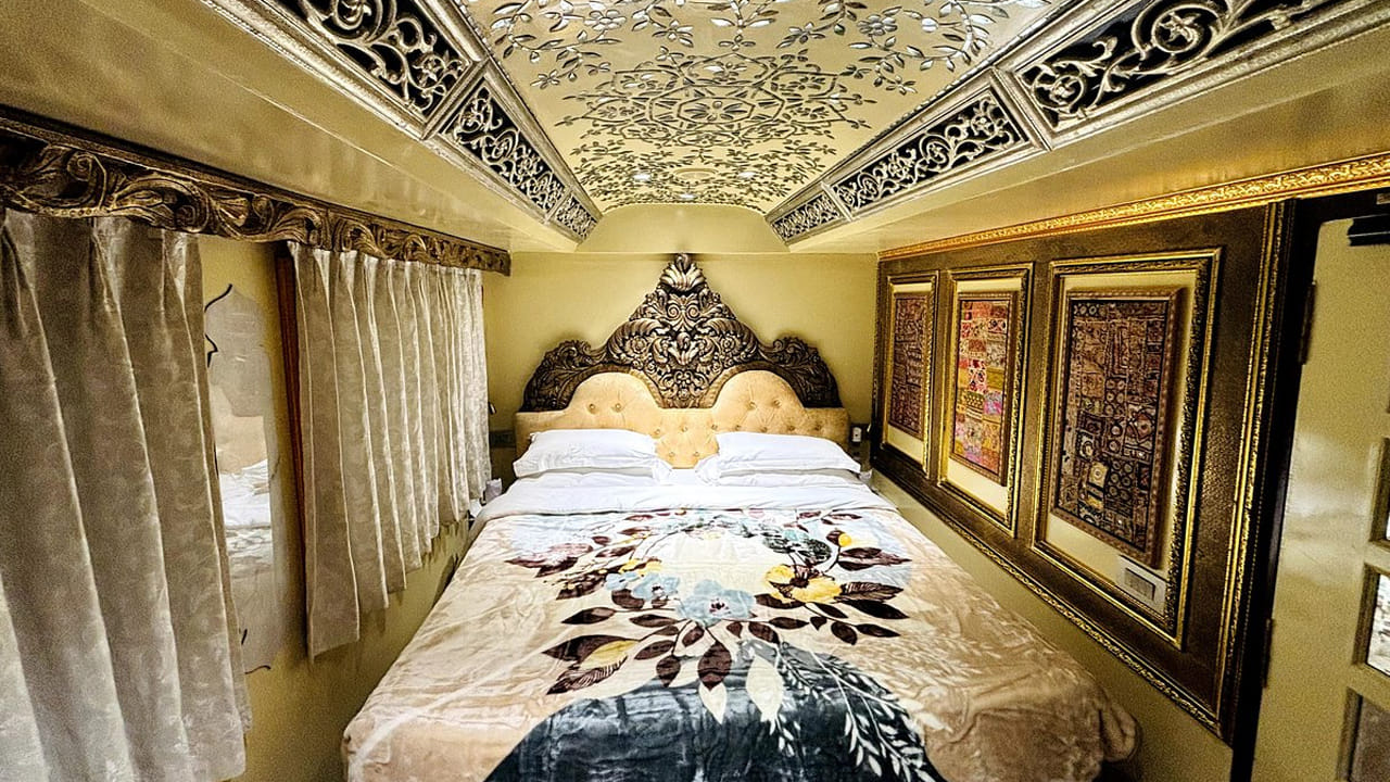 ప్రతి కోచ్‌లో టెలివిజన్ సెట్‌లు, వ్యక్తిగత ప్యాంట్రీ, బాత్‌రూమ్‌లు పాటు వ్యక్తిగత సహాయకుడి కూడా అందుబాటులో ఉంటారు. రాజస్థాన్ టూరిజంను ప్రోత్సహించడానికి ఇండియన్ రైల్వేస్ ప్రారంభించిన, ప్యాలెస్ ఆన్ వీల్స్ ఉబెర్ చిక్ ట్రావెల్ రంగంలో అగ్రగామిగా ఉంది.