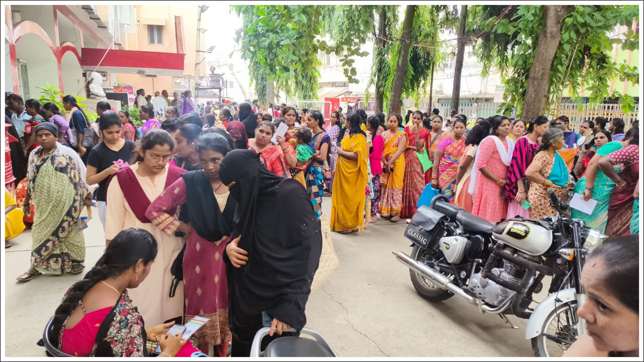 Post Office: పోస్టాఫీసుల్లో ఖాతాల కోసం జాతర.. క్యూ కడుతున్న మహిళలు.. కారణం ఏంటో తెలుసా?