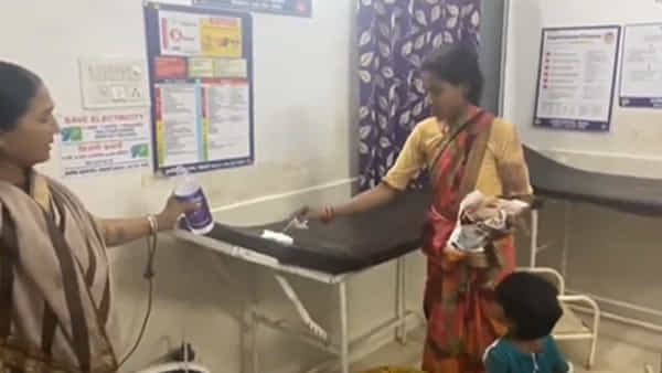 Watch Video: ప్రభుత్వ దవాఖానలో అమానుషం..! భర్త మృతి చెందిన బెడ్ను గర్భిణీతో కడిగించారు.. వీడియో