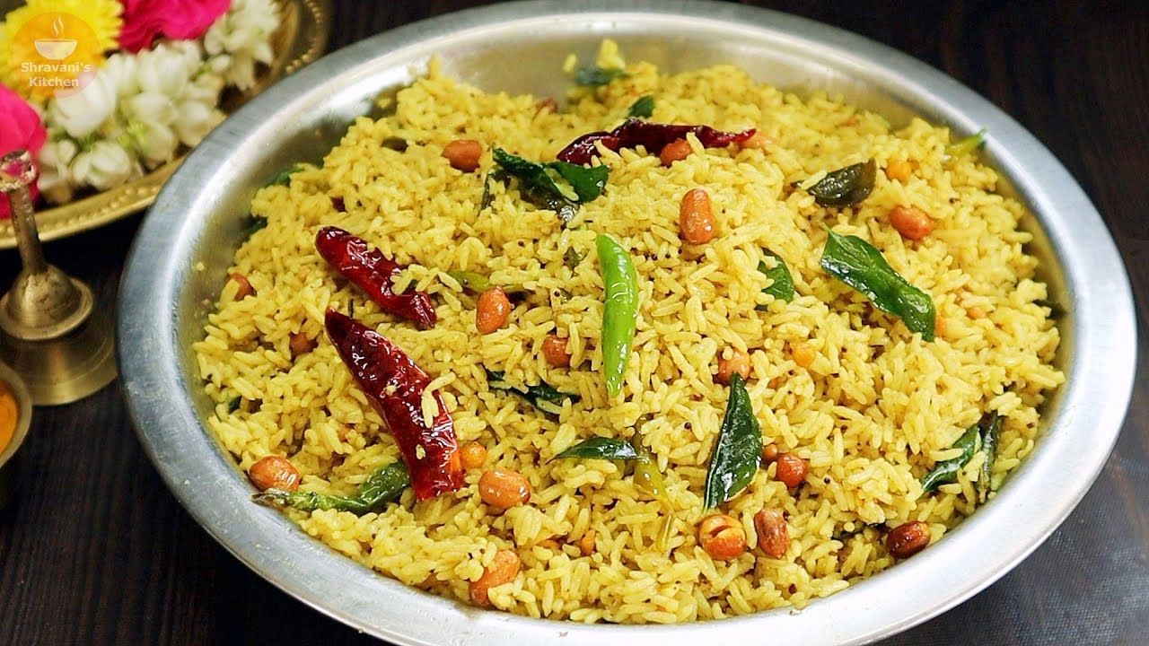 పులిహోరలో ఎన్నో రకాలు ఉన్నాయి. పులిహోర తినడం ఆరోగ్యానికి చాలా మంచిది. అందుకే పెద్దలు పండుగలు వచ్చాయంటే పులిహోర చేస్తూ ఉంటారు. చింత పండు, నూనె, నెయ్యి, ఇంగువ, కరివేపాకు, పచ్చి మిర్చి, తాళింపు దినుసులతో చేసే ఈ పులిహోరలో ఆరోగ్యానికి సంబంధి ఎన్నో సమస్యలను తగ్గిస్తుంది.
