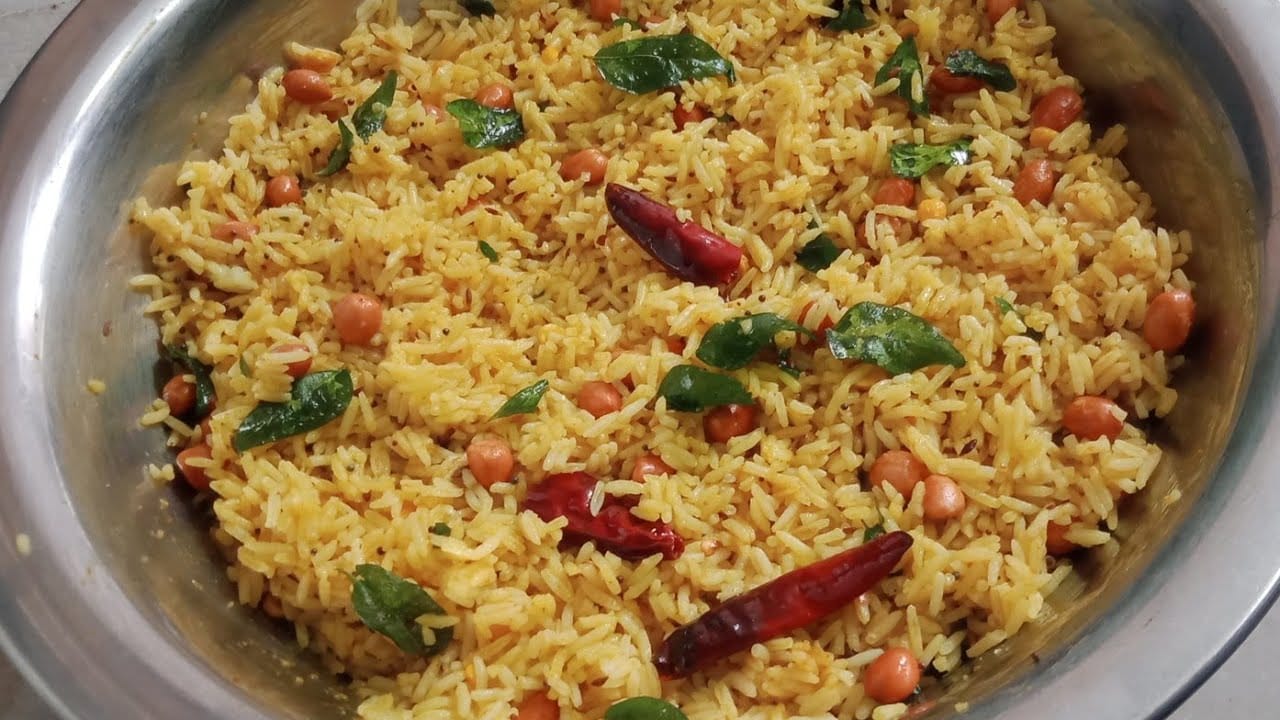 పులిహోరలో.. ఉసిరి, మామిడి, గోంగూర, ఆవ పెట్టిన, చింత పండు, నిమ్మకాయలతో ఎక్కువగా పులిహోరను చేస్తూ ఉంటారు. ఇలా ఒక్కో చేసే విధానం బట్టి ఆరోగ్య ప్రయోజనాలు అనేవి ఆధార పడి ఉంటాయి.
