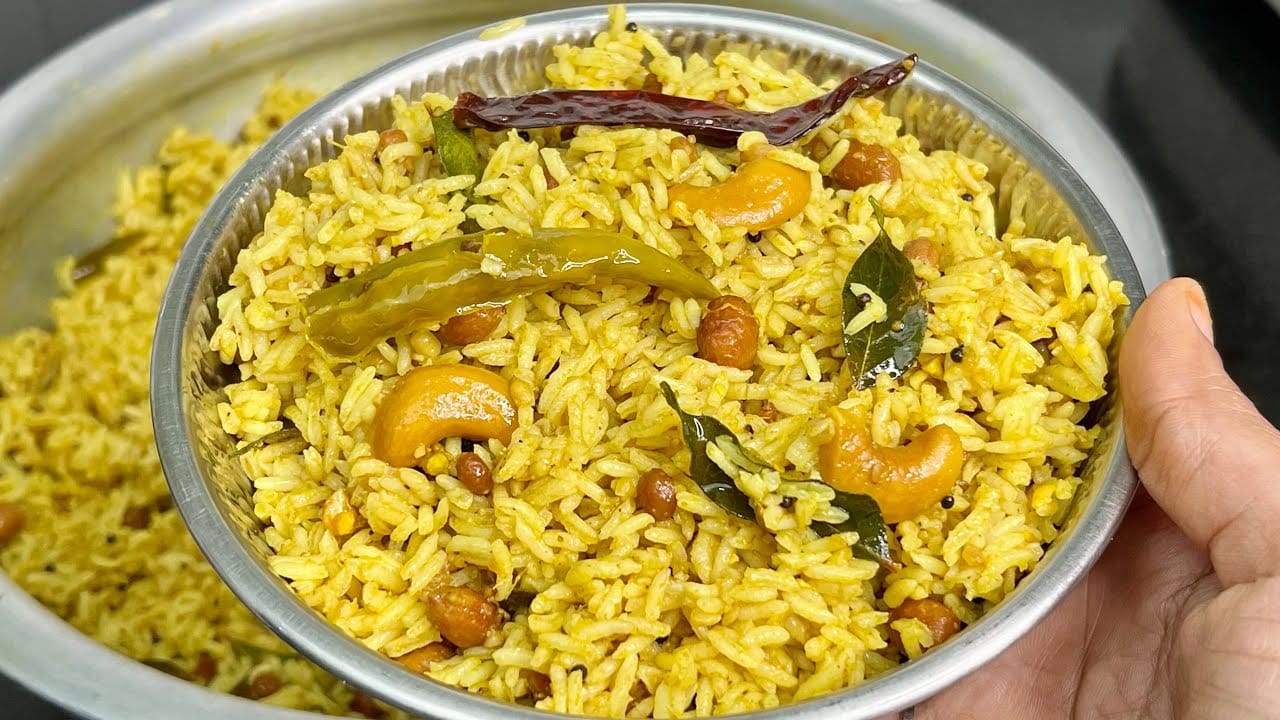 పులి హోర గురించి ప్రత్యేకంగా పరిచయాలు అవసరం లేదు. సరైన చేయి తగిలితే.. అమృతంలా ఉంటుంది పులిహోర. ఇంట్లో చేసే పులిహోర కంటే గుడిలో పెట్టే పులిహోర ప్రసాదానికి చాలా మంది ఫ్యాన్స్ ఉంటారు. కొంత మంది అయితే ప్రసాదాల కోసమే గుడికి వెళ్తూ ఉంటారు.
