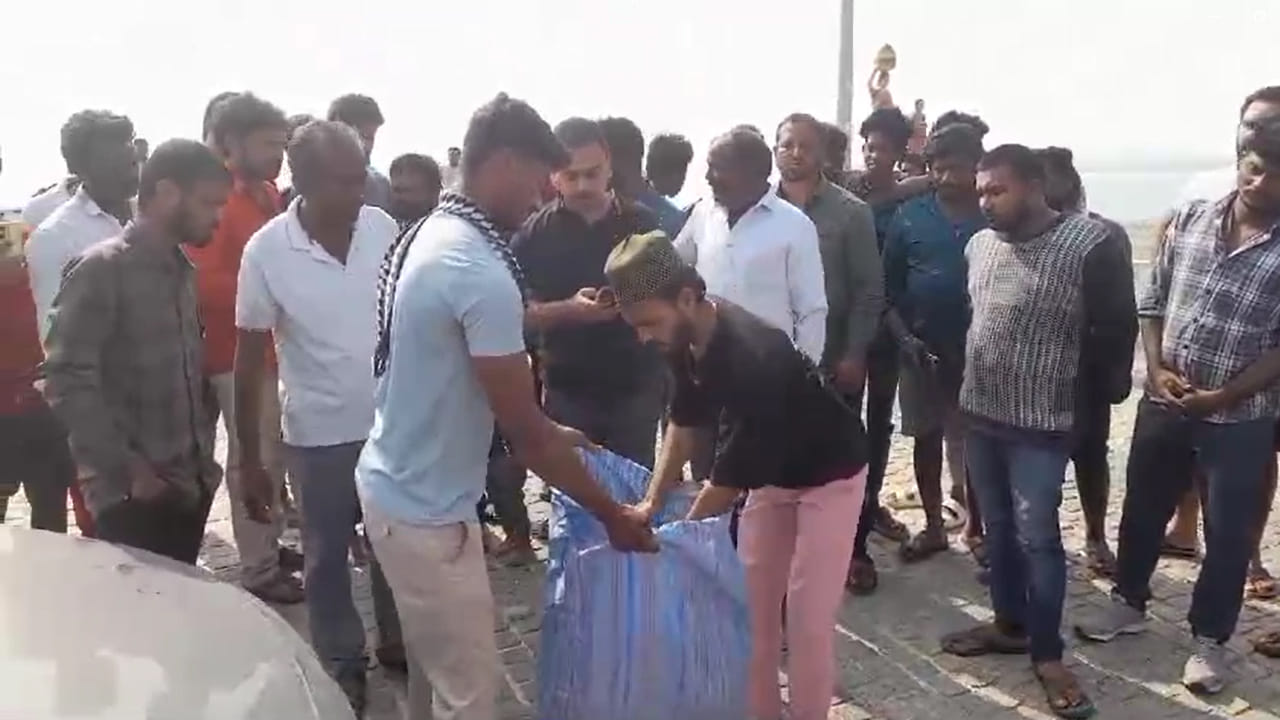 Telangana: చేపల కోసం వేసిన వల బరువుగా అనిపించింది.. తీరా పైకి లాగి ...