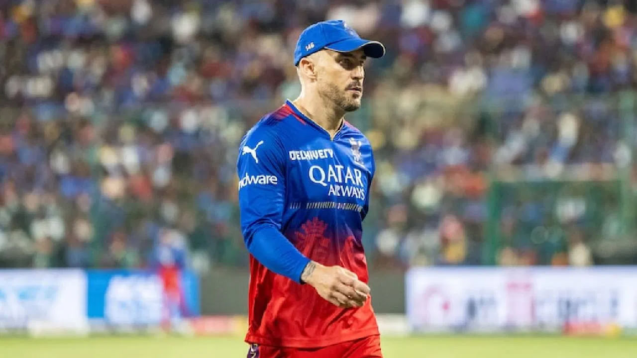 అయితే, ఫాఫ్ డుప్లెసిస్‌ని RCB నిలువరించకపోవడానికి ప్రధాన కారణం అతని వయస్సు. ఇప్పటికే 40 ఏళ్లు దాటినందున రానున్న సీజన్లలో ఆయన కనిపించడం అనుమానమే. అలాగే, భవిష్యత్తులో, RCB భర్తీ కెప్టెన్‌ను ఏర్పాటు చేయాలి. దీంతో ఫాఫ్ డుప్లెసిస్‌ను ఆర్‌సీబీ తొలగించింది.