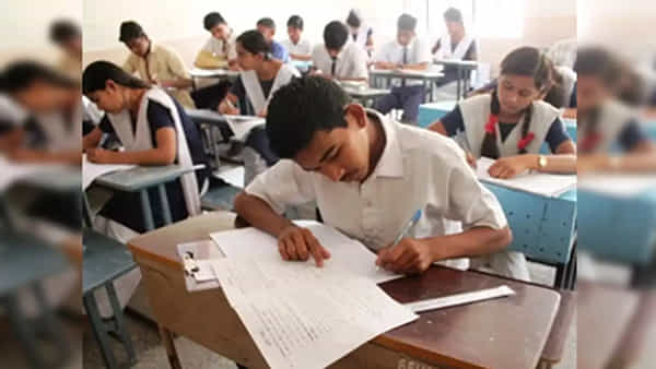 Viral: పరీక్ష రాస్తుండగా ఓ విద్యార్ధి బిత్తర చూపులు.. ఏంటా అని చెక్ చేయగా