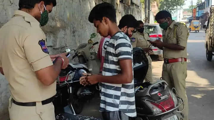 Telangana: పోలీసుల తనిఖీల్లో తేడాగా కనిపించిన యువకుడు.. బ్యాగ్ చెక్ చేయగా.. వామ్మో Telangana: పోలీసుల తనిఖీల్లో తేడాగా కనిపించిన యువకుడు.. బ్యాగ్ చెక్ చేయగా.. వామ్మో