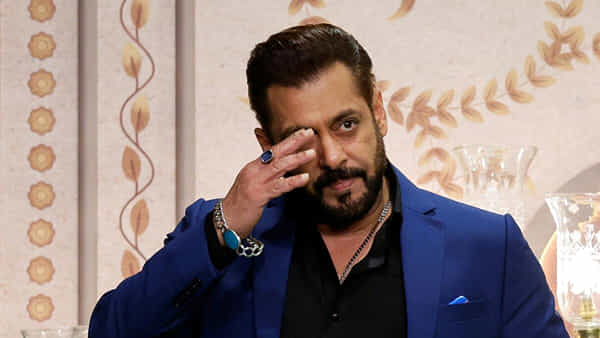 Salman Khan: సల్మాన్ ఖాన్ వస్తున్నాడని పుకార్లు.. వెర్రెక్కి హోటళ్ల ముందు క్యూ కట్టిన జనం