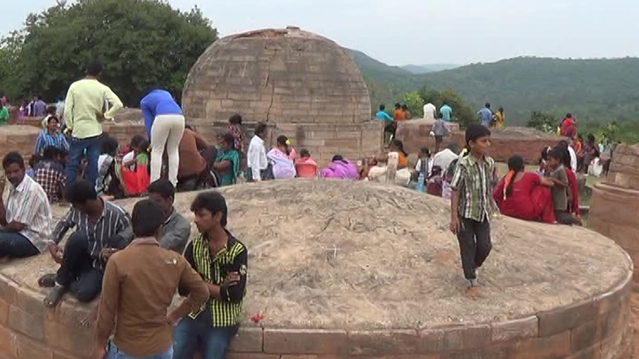  ముఖ్యంగా కార్తీకమాసంలో సోమవారాలలో రద్దీ ఎక్కువగా ఉంటుంది. అంతేకాక సోమవారం రోజున ధర్మలింగేశ్వరస్వామిని దర్శించేందుకు భక్తులు అక్కడికి చేరుకుంటారు. ధర్మ లింగేశ్వర స్వామి ముందు నిద్ర చేస్తే సంతానం లేని మహిళలకు సంతానయోగం కలుగుతుందని నమ్మకం.