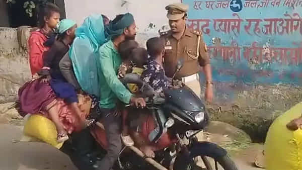Viral Video: ఒకే బైక్పై ఏమిమిది మంది ప్రయాణం.. భార్యాభర్తలు, పిల్లలతో పాటు మంచం, పరుపు కూడా..