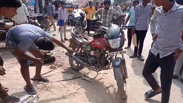 Watch: బైక్లోకి దూరిన పాము ముప్పుతిప్పలు.. బండి మొత్తం విప్పిపెట్టినా బయటకు రానంటూ..!