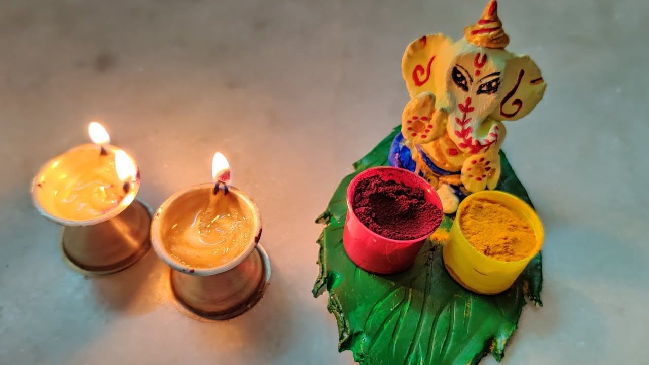 చాలా మంది జంధ్యం ధరిస్తూ ఉంటారు. దీన్ని ఎట్టి పరిస్థితుల్లో కూడా నేలపై పెట్టరు. పెట్టనివ్వరు కూడా.. జంధ్యాన్ని తల్లదండ్రులు, గురువులకు ప్రతి రూపంగా భావిస్తారు. అలా పెట్టడం వల్ల వాళ్లను అవమానించినట్టు అవుతుంది.
