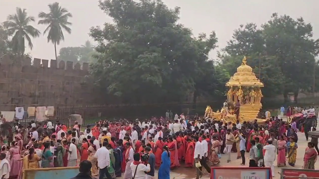 Srisailam Temple: శ్రీశైలంలో వైభవంగా స్వర్ణ రథోత్సవం.. బంగారు రథంపై ఆది దంపతుల దర్శనం