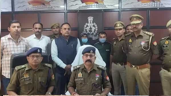 నేషనల్ హైవే-9 పక్కన మెరుస్తూ కనిపించిన ఎర్రటి సూట్కేస్.. తెరిచి చూస్తే షాక్!