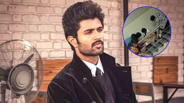 Vijay Deverakonda: మెట్లపై పడిపోయిన విజయ్ దేవరకొండ.. వీడియో వైరల్..