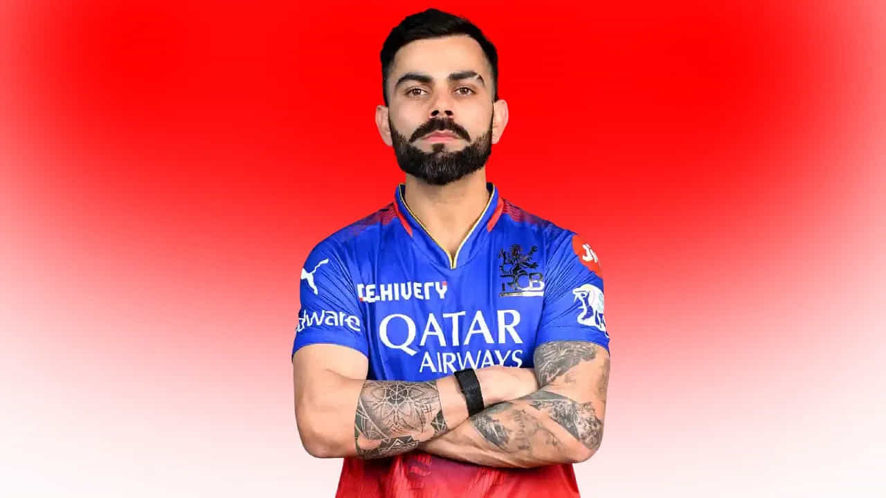 విరాట్ కోహ్లీ: ఐపీఎల్ చరిత్రలో అత్యధిక పారితోషికం తీసుకుంటున్న భారత ఆటగాడు విరాట్ కోహ్లీ. రాయల్ ఛాలెంజర్స్ బెంగళూరు ఫ్రాంచైజీ ఈసారి విరాట్ కోహ్లీకి రూ.21 కోట్లు చెల్లించింది.