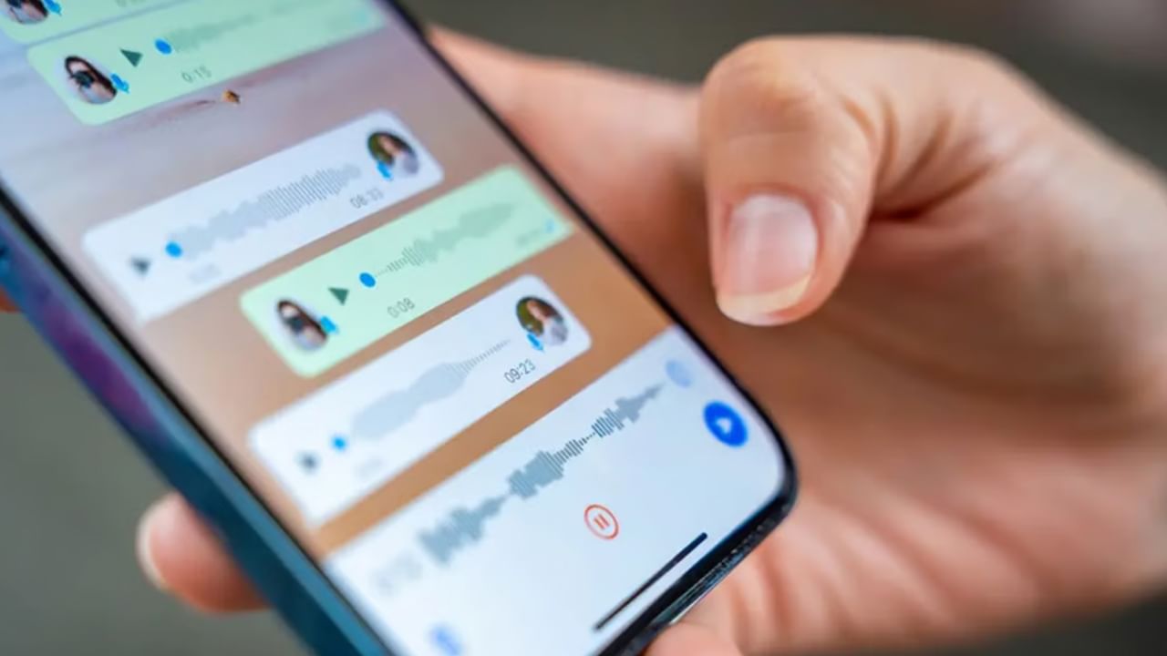 ఇప్పుడు వాట్సాప్‌ తీసుకొచ్చిన ఈ కొత్త ఫీచర్‌ సహాయంతో వాయిస్‌ మెసేజ్‌ను చదువుకునే విధంగా మార్చుకోవచ్చు. అంటే వాయిస్‌ మెసేజ్‌ చెప్పిన విషయాన్ని టెక్ట్స్‌ రూపంలో మార్చేస్తోందన్నమాట. 