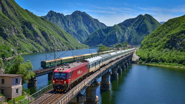 Running Train: రన్నింగ్ ట్రైన్ నుంచి కాలువలోకి దూకేసిన మహిళ.. ఆ తర్వాత ఏం జరిగిందంటే?