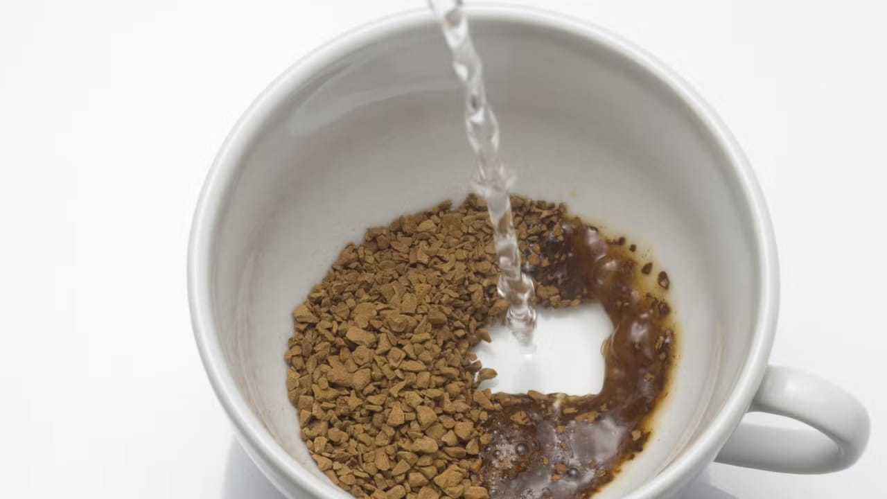 ఇన్‌స్టంట్ కాఫీని ఎలా తయారు చేస్తారంటే.. కాఫీ గింజల పొడితో చేస్తారు. కాఫీ పొడిని చేయడానికి రకరకల పద్ధతులను ఫాలో అవుతూ ఉంటారు. ఈ పొడి మనకు మార్కెట్లో దొరుకుతాయి. ఈ  పొడి పాలలో లేదా నీటిలో కలుపుకొని తాగుతూ ఉంటారు.
