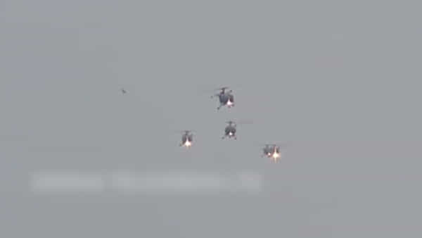 Indian Navys training exercise: హెలికాప్టర్ల మధ్యలోకి పక్షి.. తర్వాత ఏం జరిగిదంటే..?