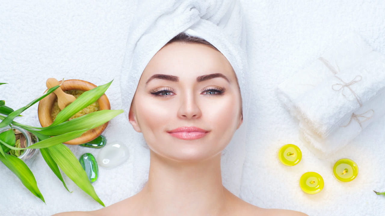 చలికాలంలో చర్మ సంరక్షణ చాలా ముఖ్యం. చల్లని వాతావరణంలో చర్మం త్వరగా తేమను కోల్పోవడం ప్రారంభమవుతుంది. అటువంటి పరిస్థితిలో చర్మం పొడిగా మారి రంధ్రాలు మూసుకుపోవడం ప్రారంభమవుతుంది. దీని వల్ల చర్మం సరిగా శుభ్రపడదు. ముఖంపై ఉండే దుమ్ము, ధూళిని శుభ్రం చేయకపోతే మొటిమలు వస్తాయని నిపుణులు చెబుతున్నారు.