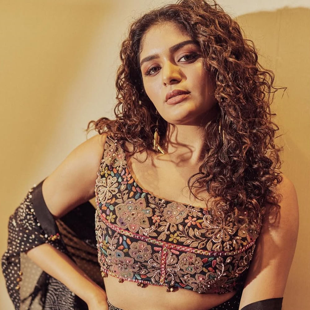 ప్రస్తుతం చేతినిండా సినిమాలతో బిజీగా ఉంది అదితి శంకర్. అలాగే సోషల్ మీడియాలోనూ చాలా యాక్టివ్ గా ఉంటుంది. అటు నటిగా, సింగర్ గా, ఇటు డాక్టర్ గా బిజీగా ఉంటుంది అదితి. 