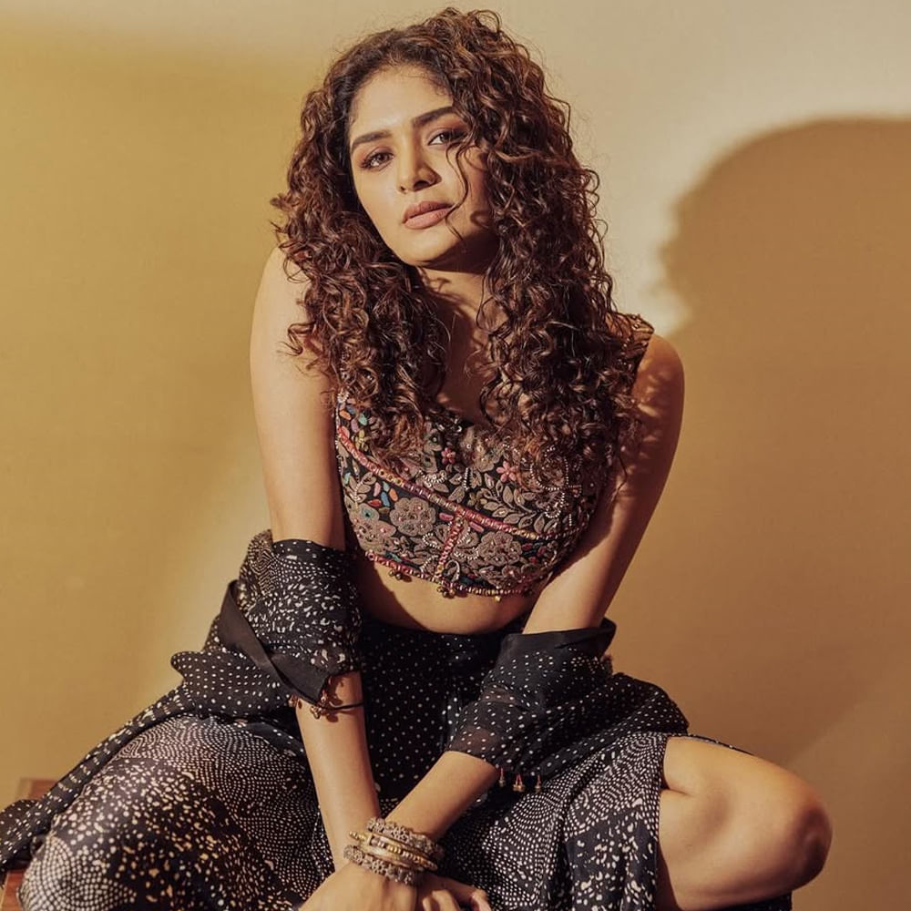 ఆమె మరెవరో కాదు.. హీరోయిన్ అదితి శంకర్. ఫేమస్ పాన్ ఇండియా డైరెక్టర్ శంకర్ కూతురు. 1993 జూన్ 19న చెన్నైలో జన్మించిన అదితి.. నటనపై ఆసక్తితో సినీరంగంలోకి కథానాయికగా అడుగుపెట్టింది. 